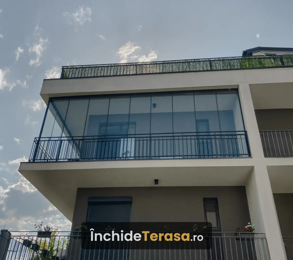 Închidere balcon cu sticlă glisantă – protecție eficientă și design modern pentru un spațiu confortabil pe tot parcursul anului.