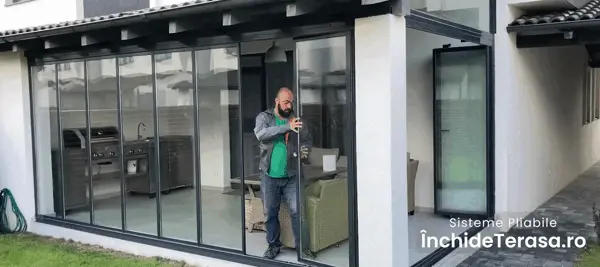 Închideri terase cu sticlă glisantă – soluție modernă pentru protecție și confort, oferind un spațiu luminos și funcțional pe tot parcursul anului.