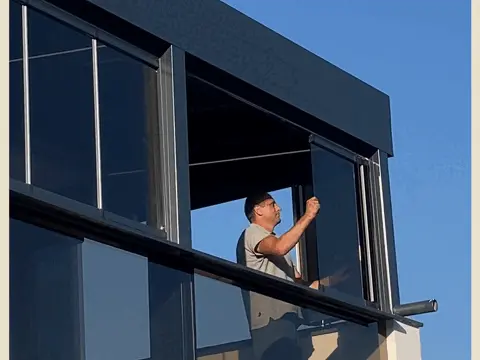 Închideri terase cu sticlă glisantă – soluție modernă pentru protecție și confort, oferind un spațiu luminos și funcțional pe tot parcursul anului.