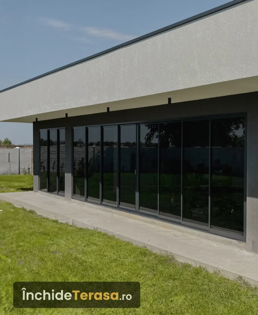 Închideri terase cu sticlă glisantă – soluție modernă pentru protecție și confort, oferind un spațiu luminos și funcțional pe tot parcursul anului.